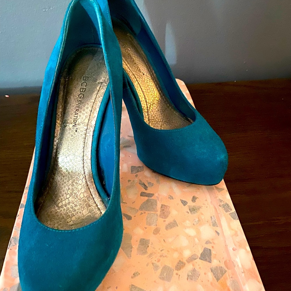 Bcbg teal suede pumps